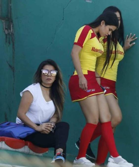 La mexicana María José Macías (lentes), es la esposa del delantero cubano Yaudel Lahera del Marathón, llegó al estadio Yankel Rosenthal para ver a su amado.