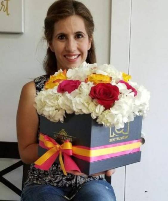 La periodista Paola Serna con su arreglo de flores.
