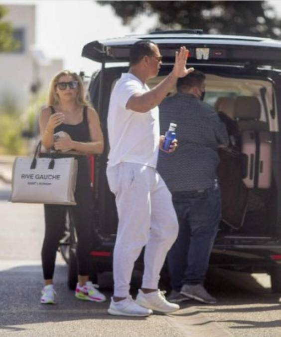 Tras pasar varios días de relax en la Costa Azul, el exjugador de béisbol ha disfrutado de las tranquilas aguas de Ibiza junto a varios amigos, aunque ha sido su llamativa complicidad con la periodista la que ha dado más que hablar esta semana.