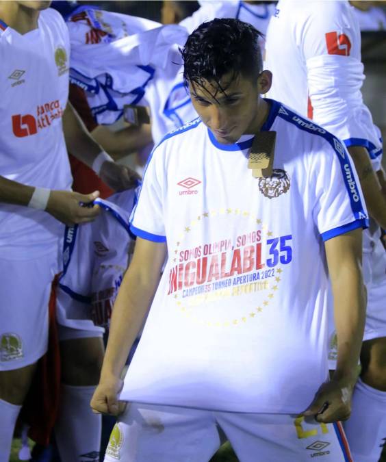 “¡INIGUALABL35!”, decía en la camiseta del plantel del Olimpia para celebrar la conquista del título de la Liga Nacional de Honduras. Así la mostró José Mario Pinto.