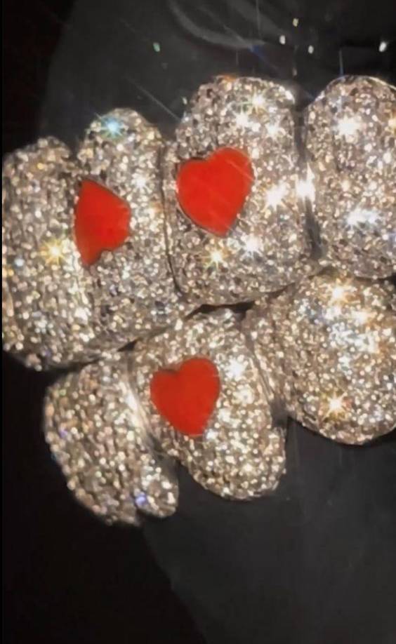 La dentadura, de acuerdo a información proporcionada por la misma fuente, está hecha en oro blanco de 10 quilates, más 7 quilates de diamantes en corte brillante y también algunos esmaltados en forma de corazones rojos.