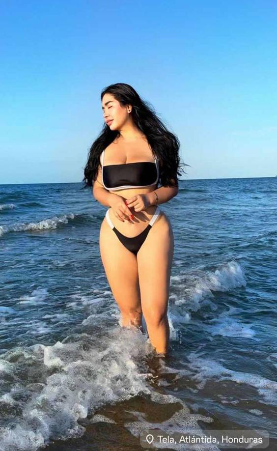 La hermosa novia del jugador sudamericano publicó estas candentes imágenes en un traje de baño de dos piezas que arrasó en redes sociales.