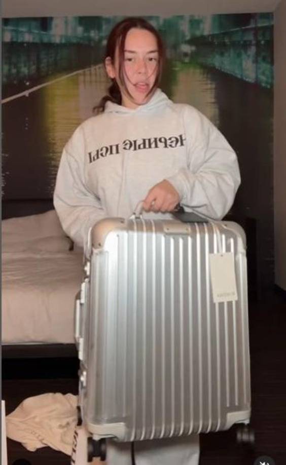 Jessaelys, de 28 años, abrió su nueva maleta frente a la cámara para que todos sus seguidores pudieran observar la capacidad de su nuevo maletín en color plateado, además mostró los compartimentos que tiene.