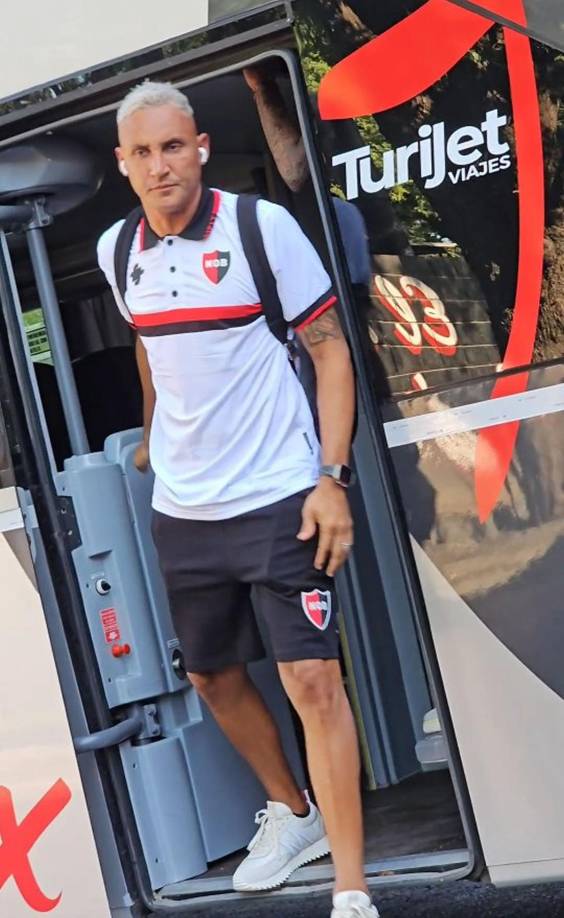 El guardameta costarricense, triple campeón de la Champions League con el Real Madrid, llegó así al Estadio Marcelo Bielsa para su debut oficial con Newell’s.