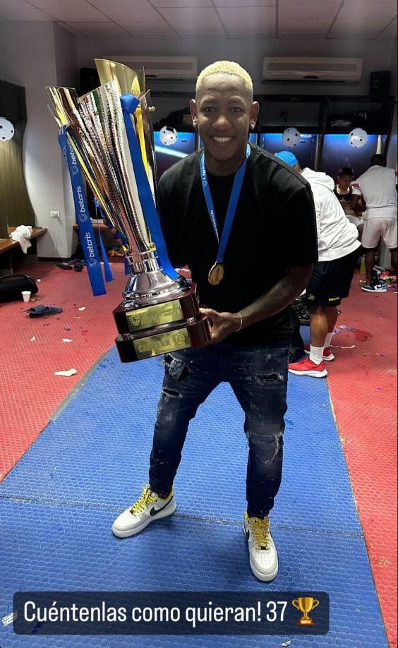 Quioto se hizo presente en el Estadio Nacional de Tegucigalpa y también aprovechó para tomarse una fotografía con la Copa número 37 de Olimpia en la Liga Nacional de Honduras.