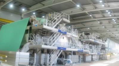 Esta enorme máquina en la planta de la empresa UPM en Hürth, Alemania, prensa, seca y alisa el papel reciclado para que pueda ser reutilizado.