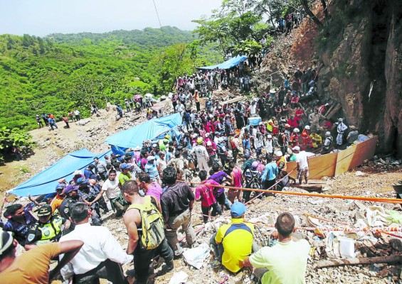 Acaba la pesadilla para tres de los 11 mineros soterrados