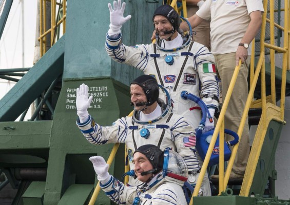 Nave despegó con tres tripulantes hacia la ISS 50 años después del Apolo 11