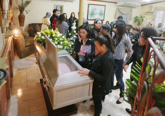 Delante de su madre y sus 4 hijos mataron a universitario