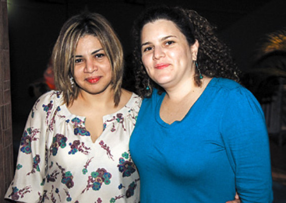 Noche de regalos y amistad