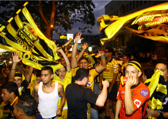 Aficionados del Real España celebran el título en las calles