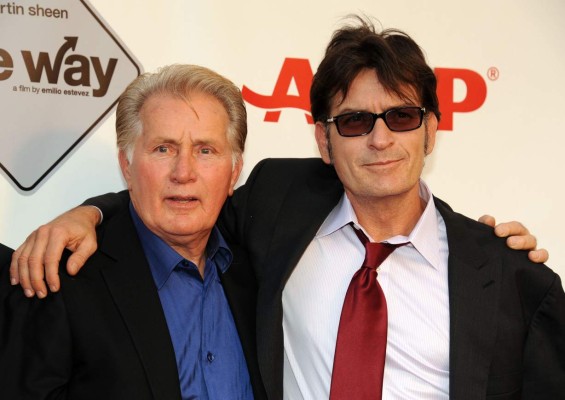 Martin Sheen alaba la 'valentía' de su hijo Charlie Sheen