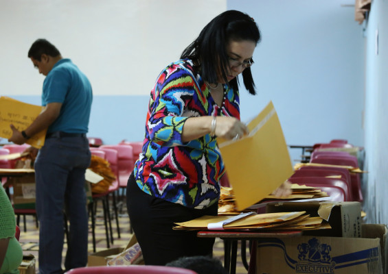 Aplazados maestros en concursos para plazas en Cortés