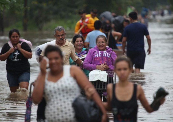 Con el agua a la cintura, limeños tratan de rescatar sus pertenencias