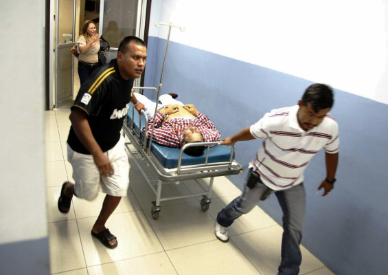 Un muerto y 4 heridos en accidente vehicular en Atlántida