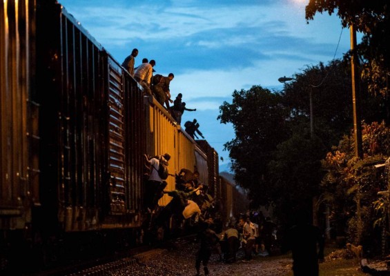 Migrante hondureño de 23 años muere arrollado por 'La Bestia' en México