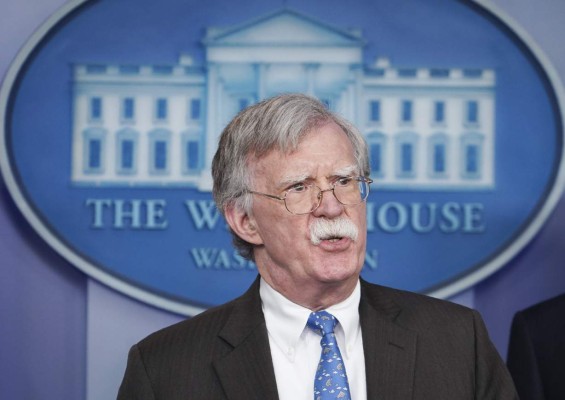 Bolton recomienda a Maduro que acepte la amnistía y que se retire a una playa