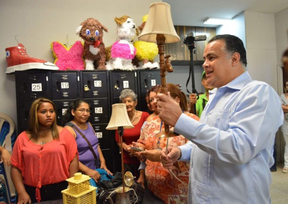 Enseñan a elaborar piñatas para impulsar emprendimientos