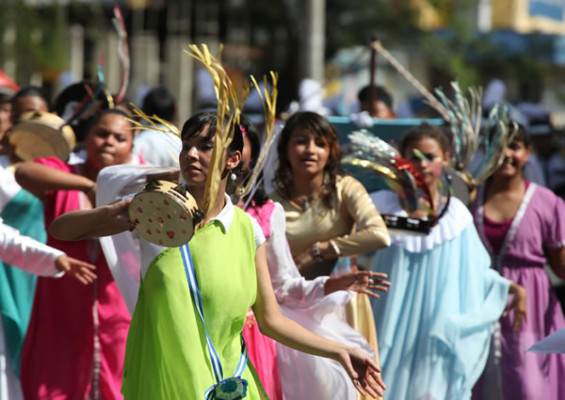 Colorida fiesta cívica en honor a Honduras