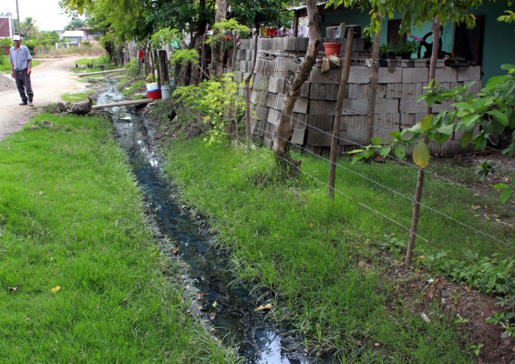 Lamentan falta de obras de saneamiento