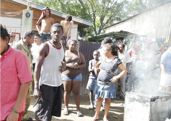 Voraz incendio destruye en su totalidad una vivienda en La Ceiba