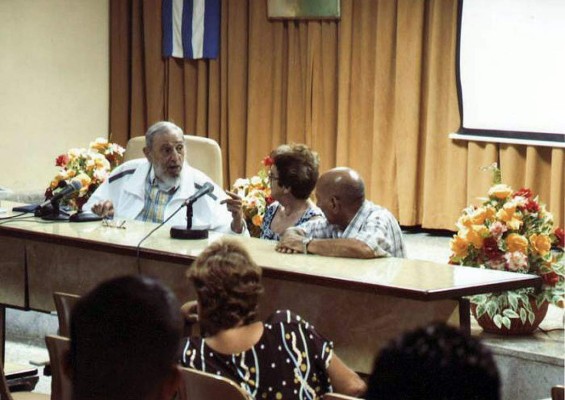 Fidel todavía está en forma: asistió a reunión de cuatro horas