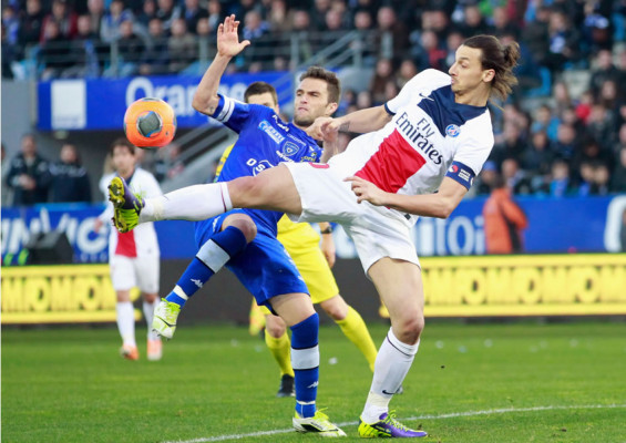 Ibrahimovic y Lavezzi lideran un nuevo triunfo del PSG