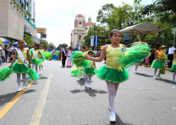 Colegios de Honduras continúan hoy desfiles de fiestas patrias