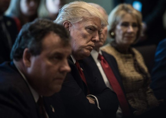 Nuevo revés para Trump: Juez suspende veto migratorio