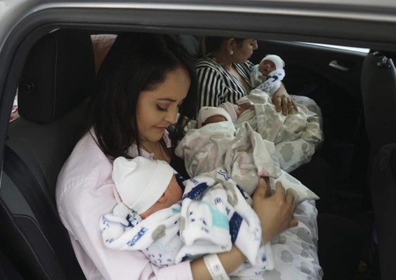 Cuatrillizos y su madre ya duermen en su casa y están saludables