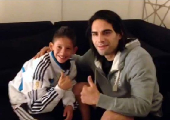 Video: Niño colombiano emociona y hace llorar a Falcao