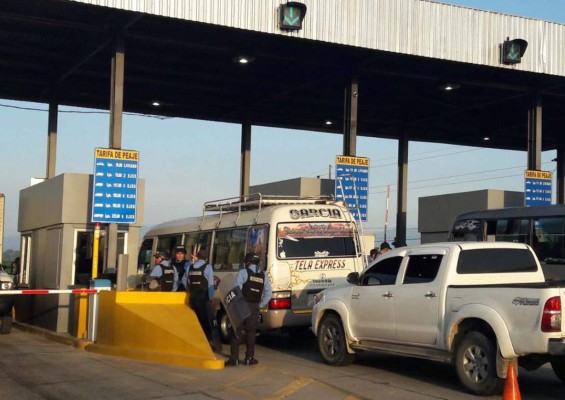 En protesta conductores se resisten a pagar peaje en San Manuel