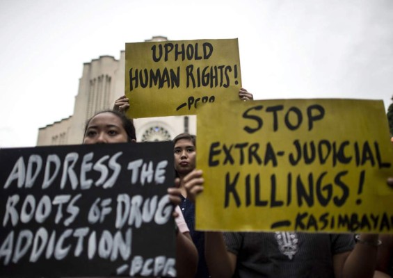 Mujer se gana la vida matando narcos en Filipinas