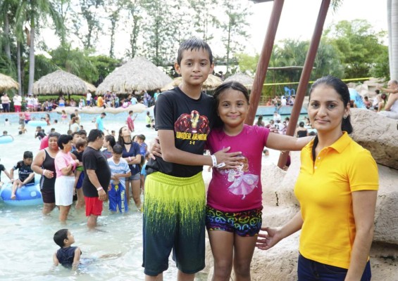 Hondureños abarrotan balnearios para conmemorar el Día del Niño