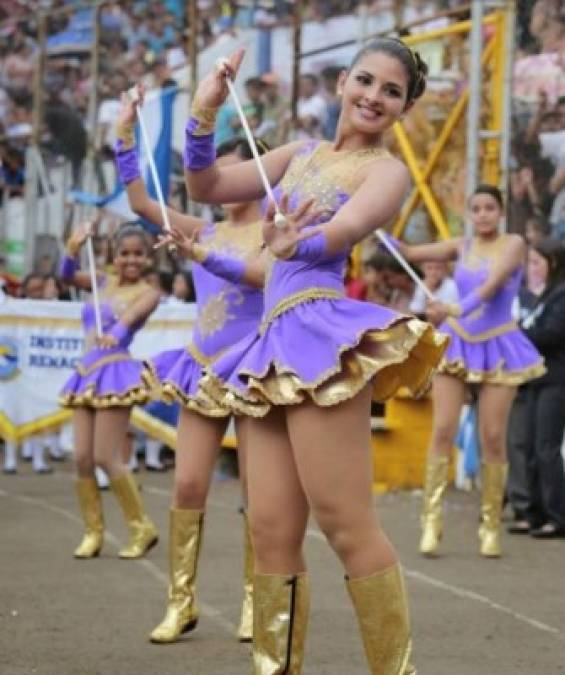 Paola García del instituto Renacimiento de Tegucigalpa lució muy bella en el desfile de 2014.