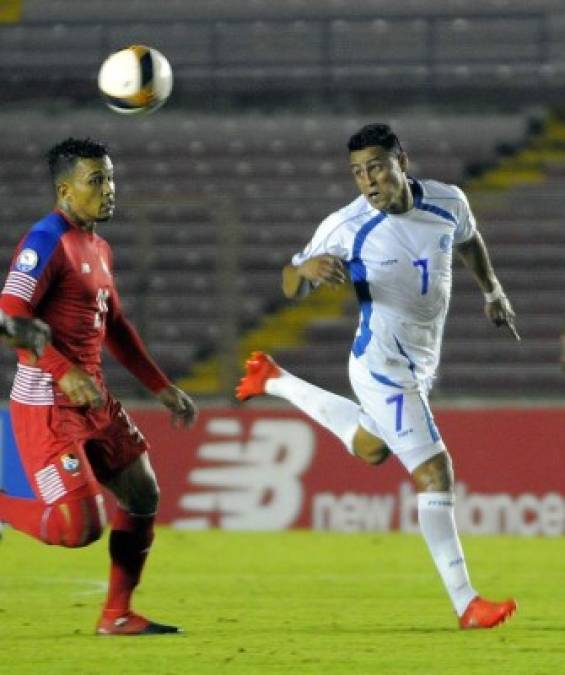 El Salvador's Darwin Ceren (R) dribbles the ball in front of Japan's Yuya Osako (L) during their friendly football match between Japan and El Salvador at Hitomebore Stadium Miyagi in Rifu on June 9, 2019. (Photo by JIJI PRESS / JIJI PRESS / AFP) / Japan OUT