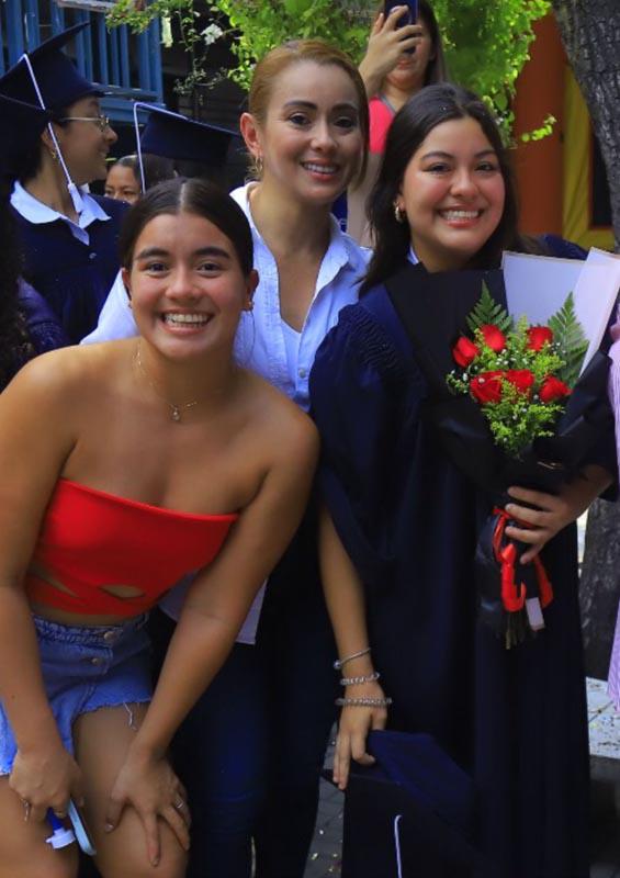 Las hermanas Michell y Celeste García con su madre Susana Posada.