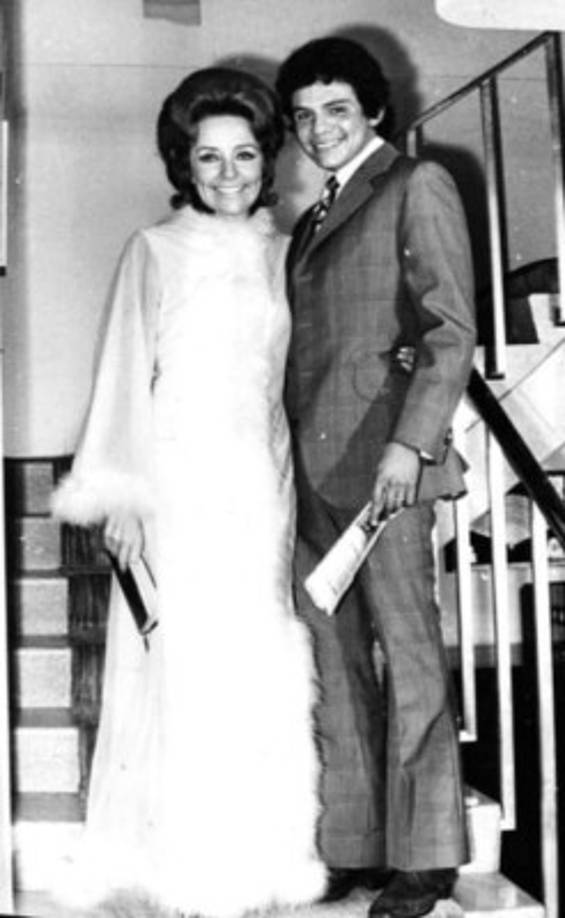 En 1972, 'el príncipe de la canción' sufrió de un caso grave de neumonía, y su diafragma torácico sufrió una parálisis. La enfermedad casi deteriora por completo su voz, su carrera y su vida.