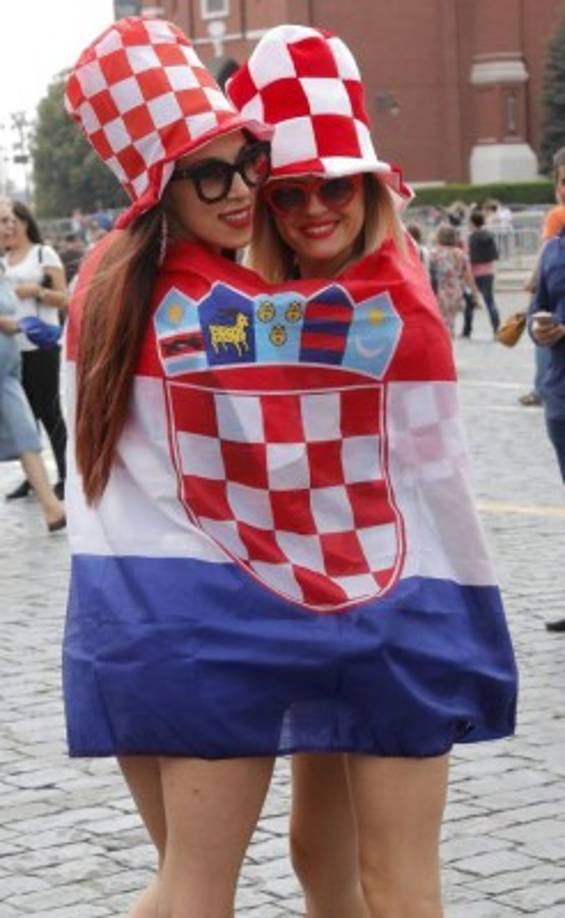 Lindas aficionadas croatas en la plaza Roja de Moscú hroas antes de la final del Mundial de Rusia 2018 .