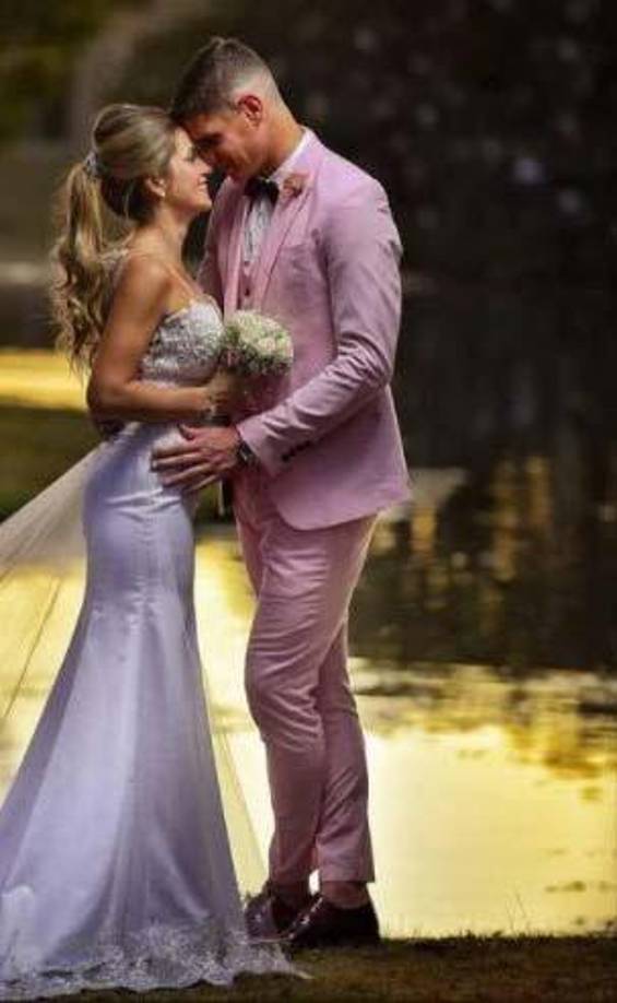 Ana Lencina lució radiante en la boda.