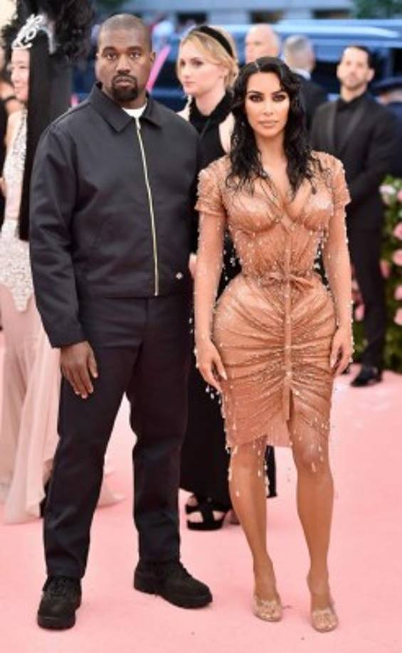 Haciendo referencia a la película de terror Get Out en la que un hombre negro es atormentado por la familia de su novia blanca, Kanye publicó: 'Kim estaba tratando de volar a Wyoming con un médico para encerrarme como en la película Get Out porque lloré por salvarme la vida de mis hijas ayer ', y continuó, 'Todo el mundo sabe que la película Get Out se trata de mí.'<br/>