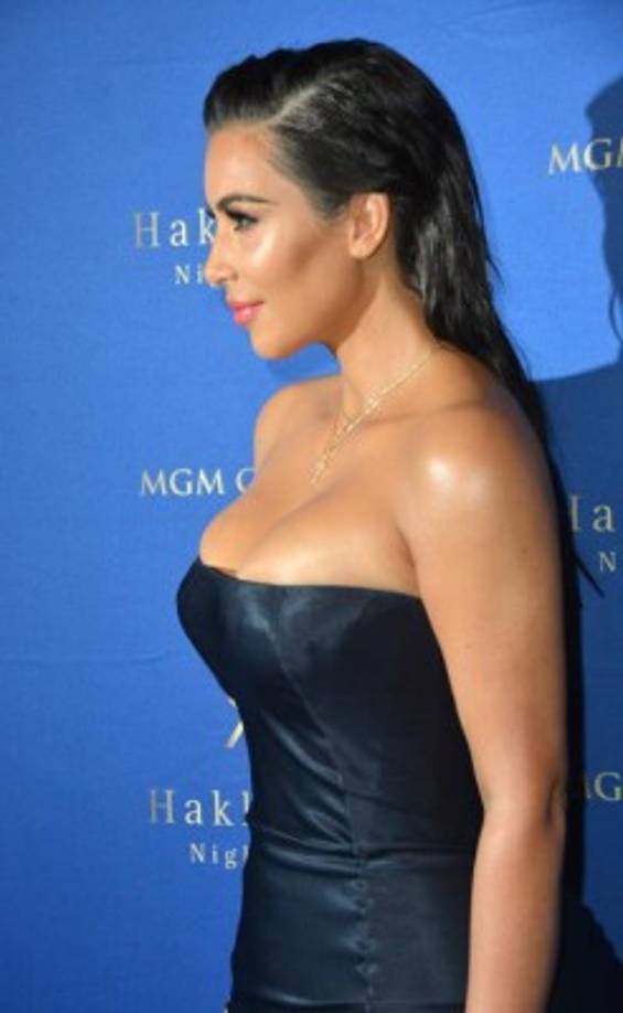 Kim lucía un tono de piel más oscura producto de los días de verano.