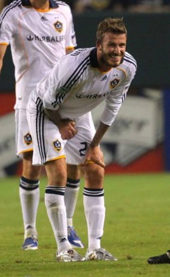 Más de lo mismo. Hasta los mejores cracks, como Cristiano Ronaldo y David Beckham, se llevan las manos a su parte más personal y masculina.