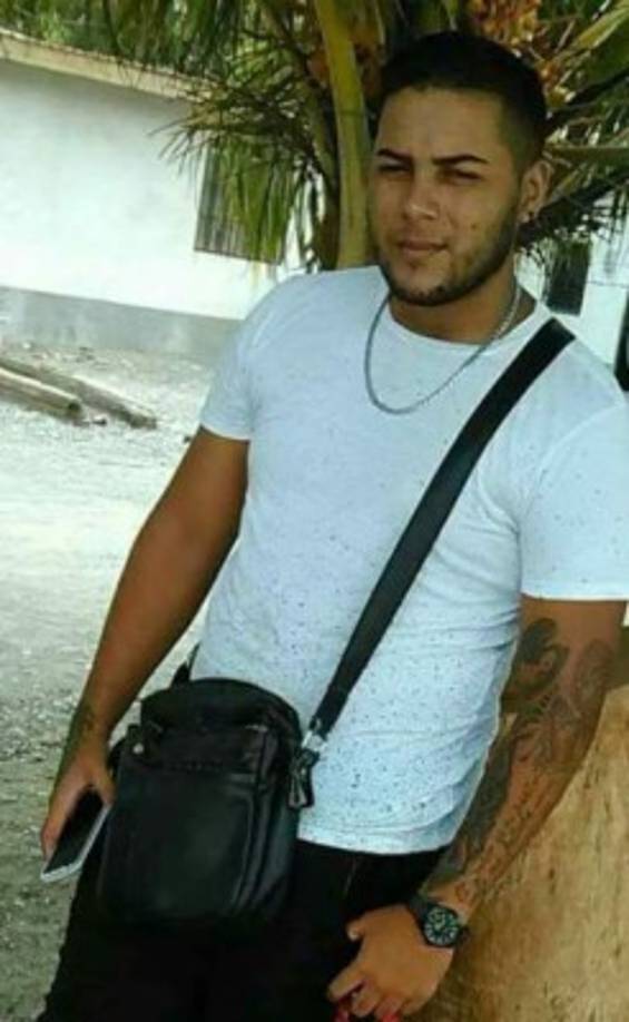 Un joven identificado como Marco Antonio Solís, de 19 años de edad, fue acribillado a balazos la madrugada de este jueves en la colonia Hondutel de La Ceiba. Según información preliminar, Solís llegó al sector a dejar a una muchacha y cuando se aprestaba a salir dos individuos lo interceptaron y le dispararon en reiteradas ocasiones hasta provocarle la muerte.