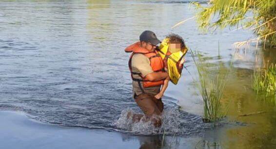 Agentes mexicanos salvan a cinco migrantes del río Bravo, fronterizo con EEUU