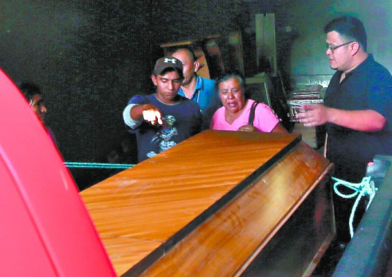Lloraron y velaron cadáver que les dieron equivocado