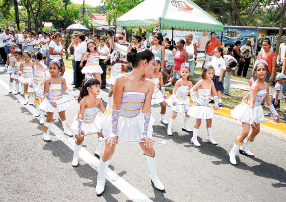 Escolares piden por la paz en su marcha cívica