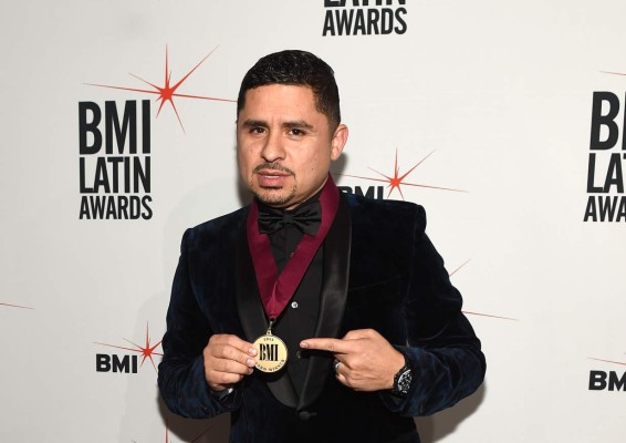Larry Hernández confiesa problemas de voz por alcohol  