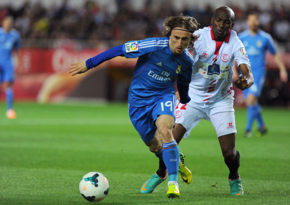 Sevilla propina segunda derrota al Real Madrid en tres días y lo complica