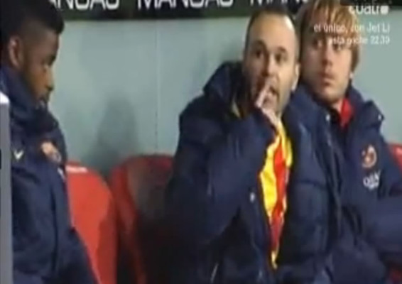 Vídeo: Andrés Iniesta manda a callar a un aficionado